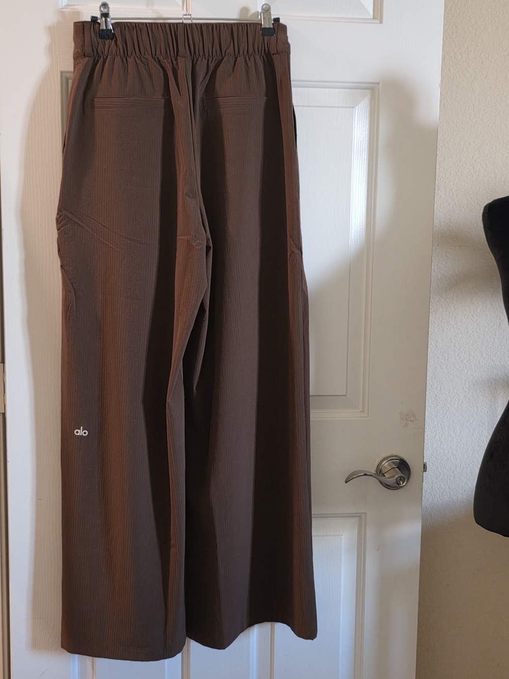 ALO Yoga Wide-Leg Pleated Trousers in Brown - Picture 2 of 7